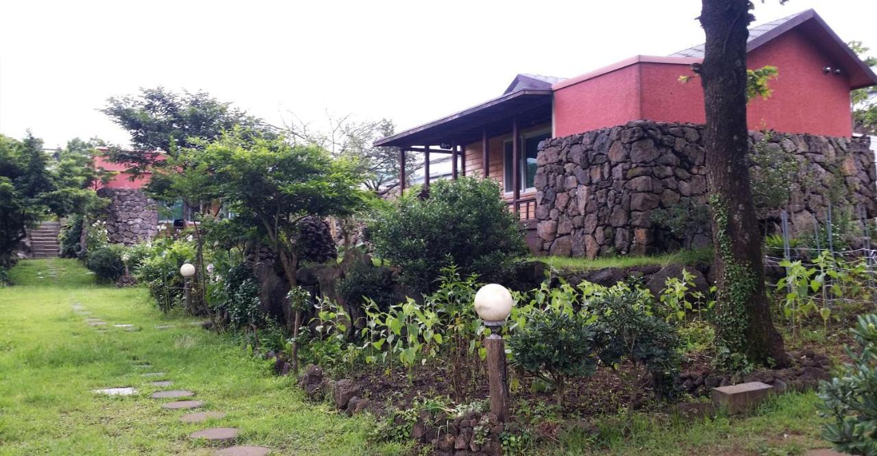 Gotjawal Geomunoreum Pension Jeju Bagian luar foto