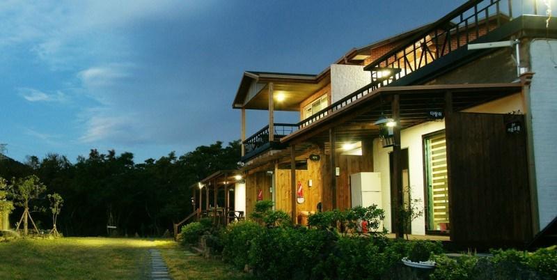 Gotjawal Geomunoreum Pension Jeju Bagian luar foto