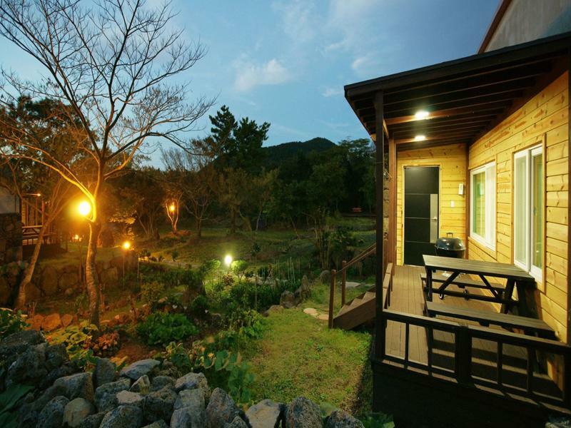 Gotjawal Geomunoreum Pension Jeju Bagian luar foto