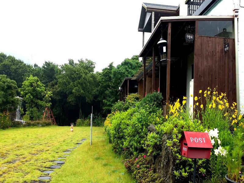 Gotjawal Geomunoreum Pension Jeju Bagian luar foto