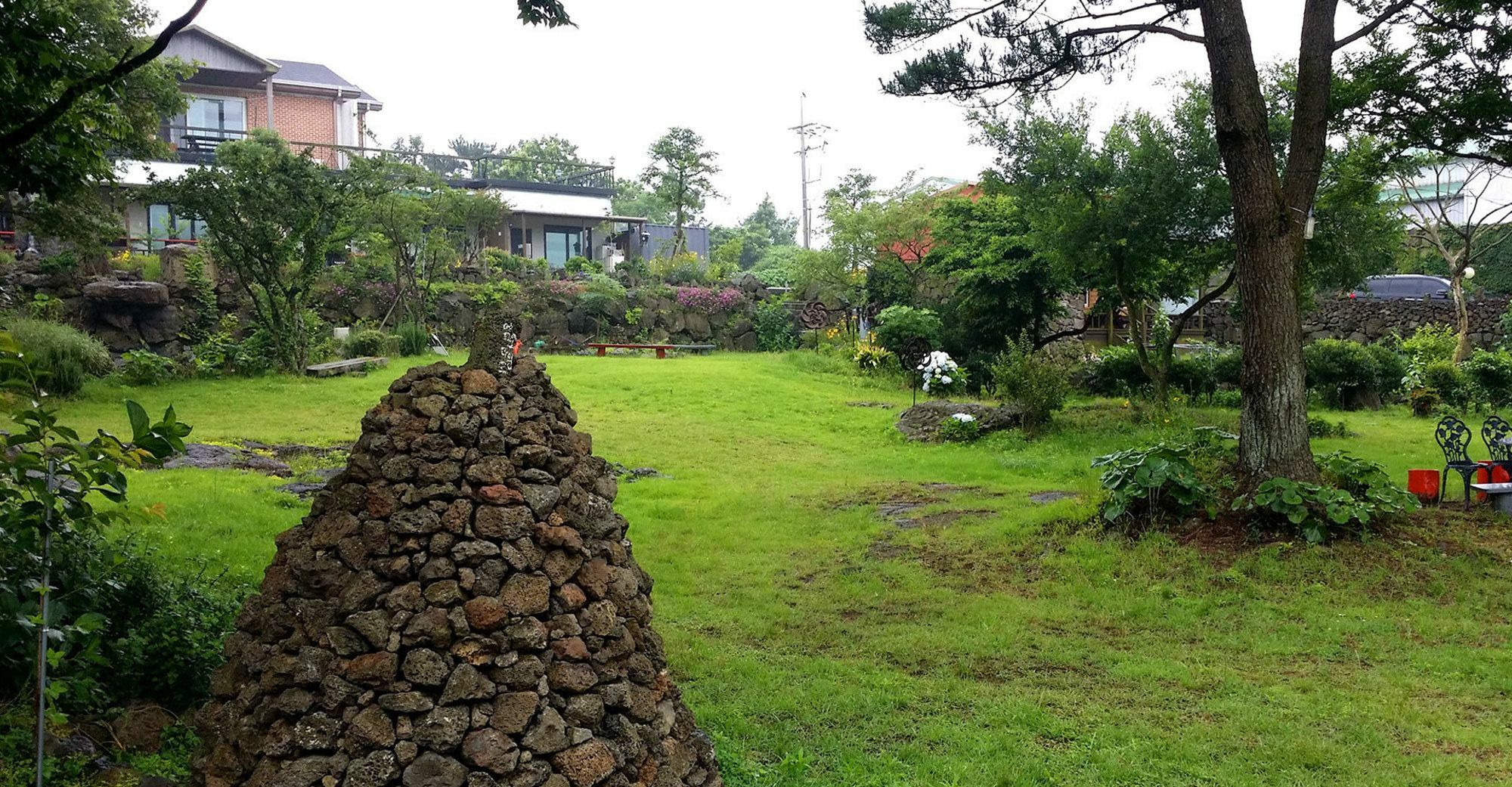 Gotjawal Geomunoreum Pension Jeju Bagian luar foto
